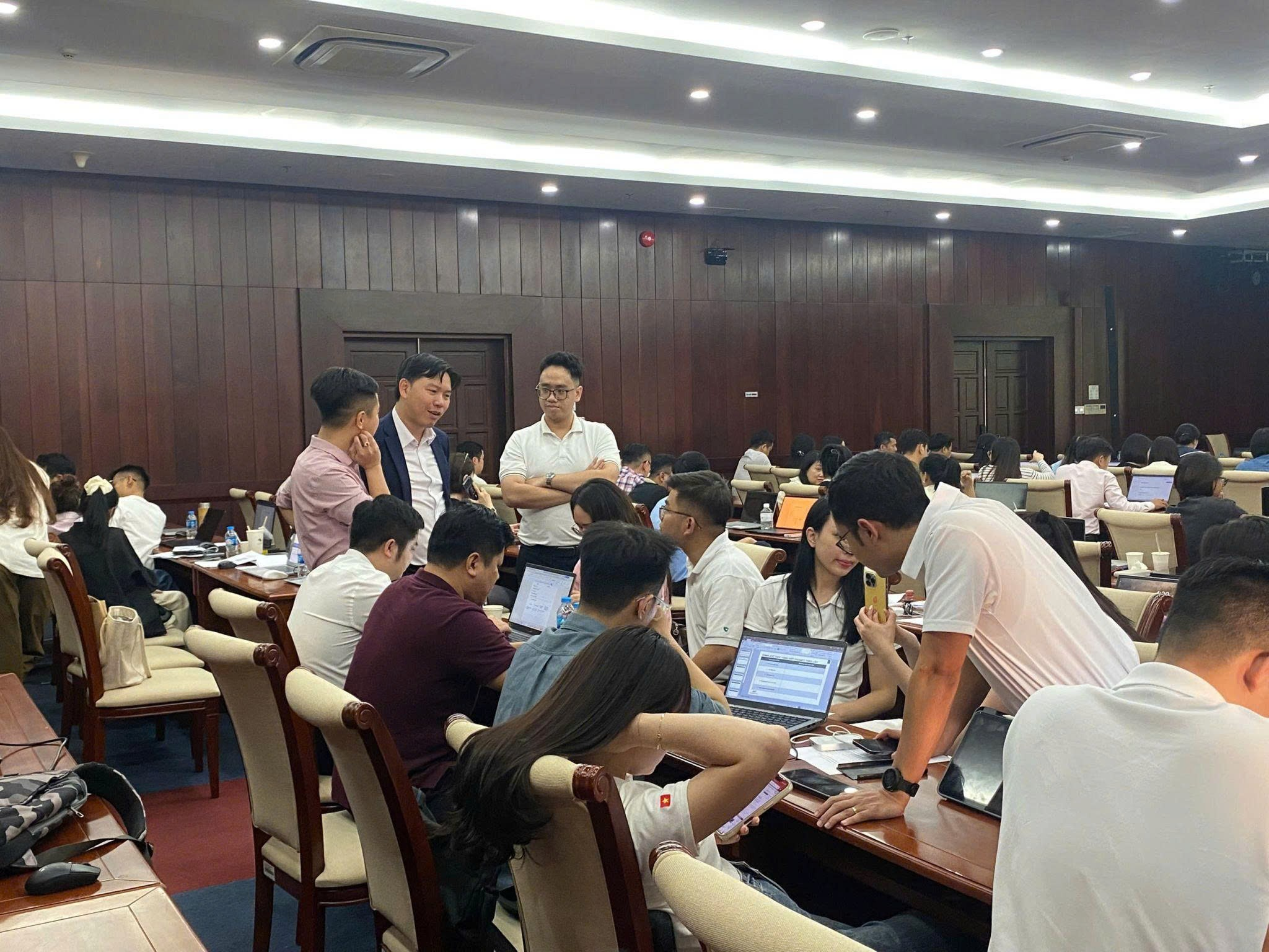 Cổ Vạn Tấn tham gia đào tạo và hỗ trợ thực hành cho 120 học viên tại Hiệp hội Ngân hàng